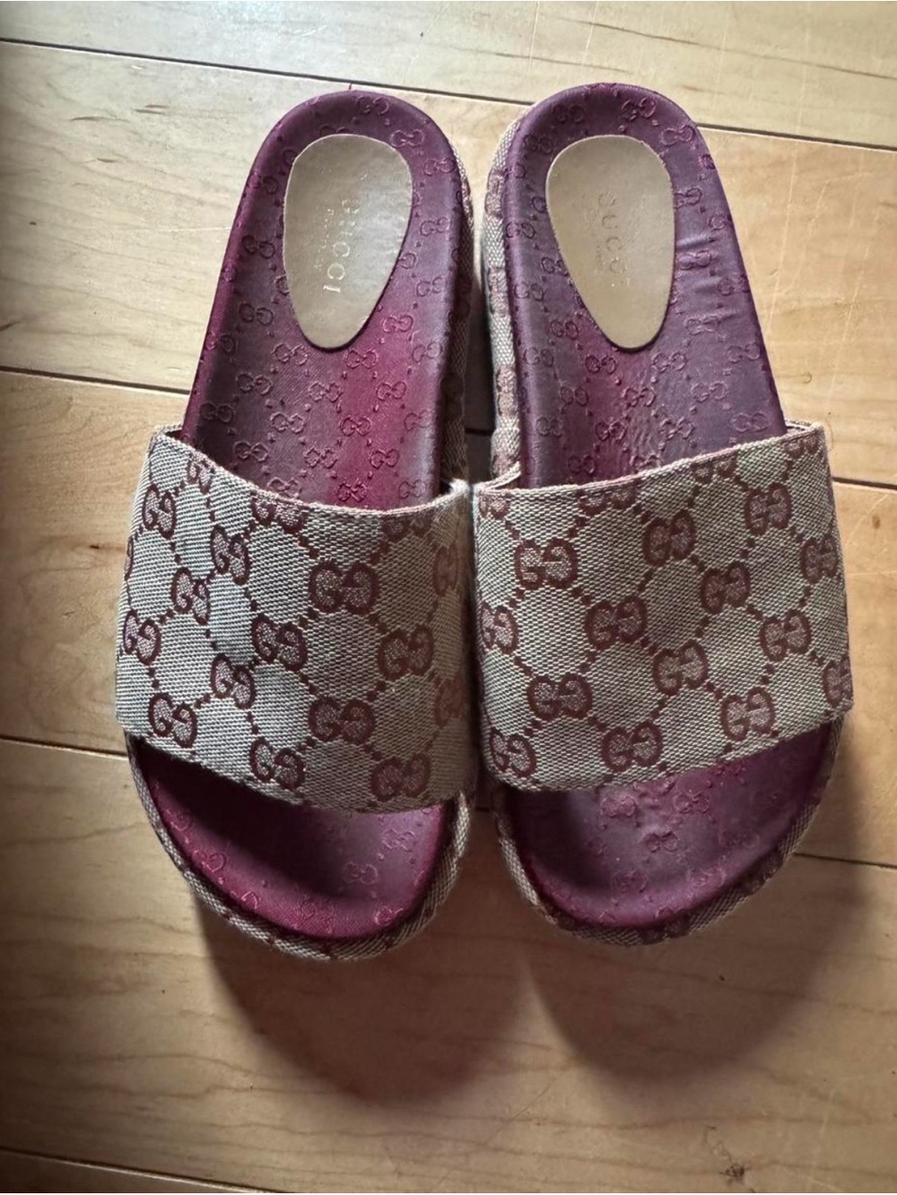 Gucci Beige GG Canvas Slides with Burgundy Footbed